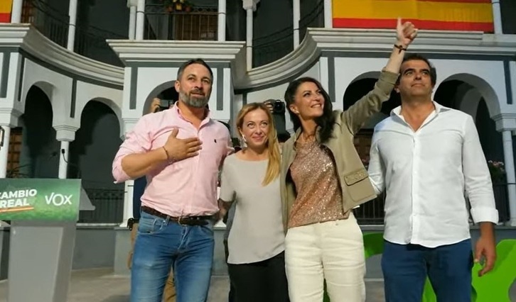 Giorgia Meloni, entre Santiago Abascal y Macarena Olona, estuvo el domingo en el mitin de Vox en Marbella.