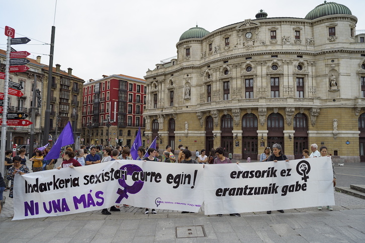 Movilización en Bilbo para denunciar la muerte violenta de una mujer de 90 años en Barakaldo.