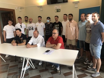 Pato, rodeado de responsables del club y de la plantilla.