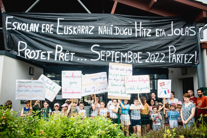 Irisarriko eskola okupatu dute haur eta burasoek.