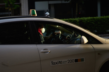 Un taxi circula por Iruñea en una imagen de archivo.