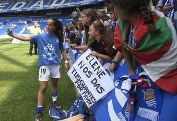 Núria Rábano se fotografía con la afición tras la disputa del último partido de la temporada, frente al Alavés en Anoeta.