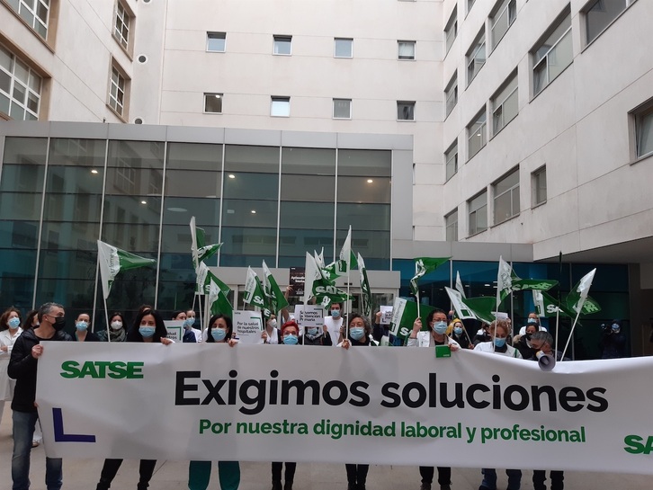 Concentración en defensa de la sanidad pública en el hospital San Pedro de Logroño.