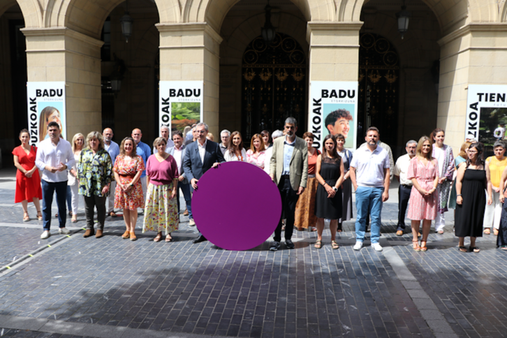 Gipuzkoako Foru Aldundiko eta udaletako ordezkariak, jaietako eraso matxistak ekiditeko duten konpromisoaren berri ematen.
