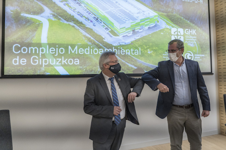 El presidente de GHK, José Ignacio Asensio (PSE), y el diputado general, Markel Olano (PNV), en las instalaciones de la incineradora.