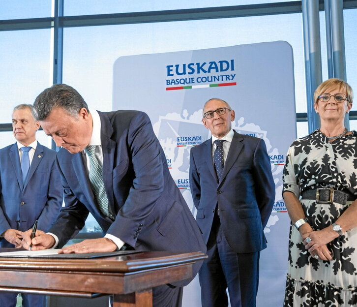 Gobierno de Lakua, Diputación de Araba y Mercedes-Benz España firmaron ayer un memorándum.