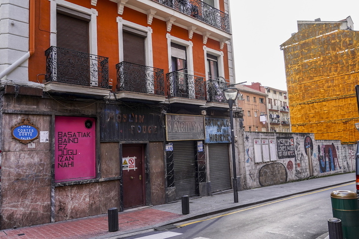 La calle Cortes, uno de los centros históricos de la prostitución en Euskal Herria. Hoy en día la prostitución está deslocalizada, en pisos e incluso en la red.