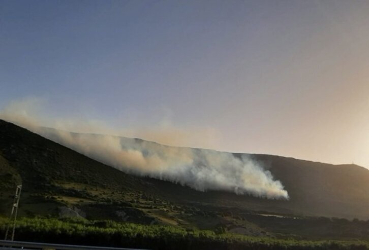 Vista del incendio desatado en Arangoiti, desde el túnel de Liedena.