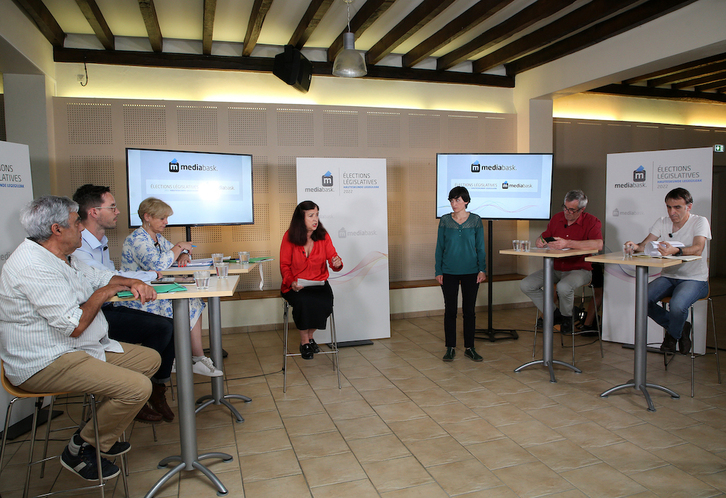 Mediabask hedabideak antolaturiko eztabaidan Echaniz eta Trounday, ezkerrean, Beatrice Molle kazetariaren alboan, eta Egoitz Urrutikoetxea (EH Bai), lehena eskuinean.