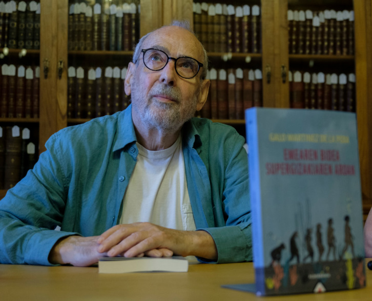 Galo Martinez de la Pera bere azken liburuaren aurkezpenean.