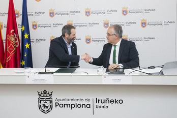 Óscar Amóztegui y Enrique Maya, alcaldes de la Cendea de Galar e Iruñea, tras firmar el acuerdo de mugas.