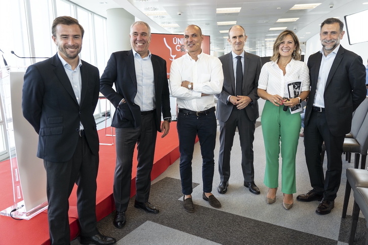 Bernardo Hernández, en el centro, con los componentes del área económica de la candidatura de Barkala.