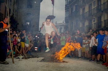 Bi urteren ondoren, haur eta helduek suaren gainetik salto egin ahal izango dute aurten. Irudian, Tolosako sua.