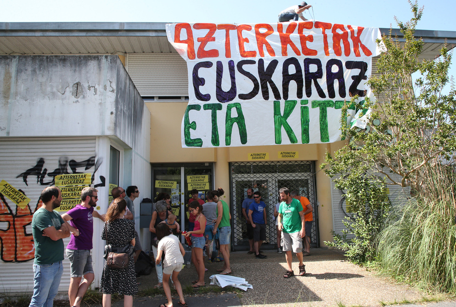 Vers 16h30, les membres du mouvement Azterketak Euskaraz ont commencé à occuper l'extérieur des locaux de l'Inspection académique.