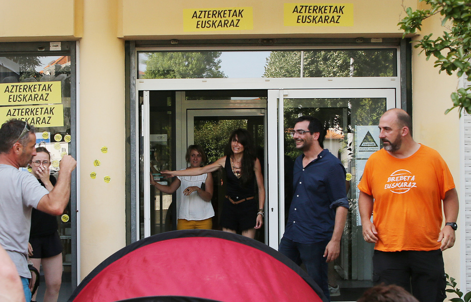 Finalement, les membres d'Azterketak Euskaraz sont parvenus à entrer dans l'établissement.