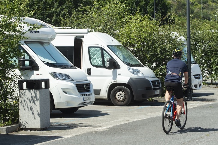 La cada vez mayor presencia de autocaravanas y furgonetas cámper –como estas en el área de Sopela– no conlleva necesariamente el aumento de las matriculaciones.