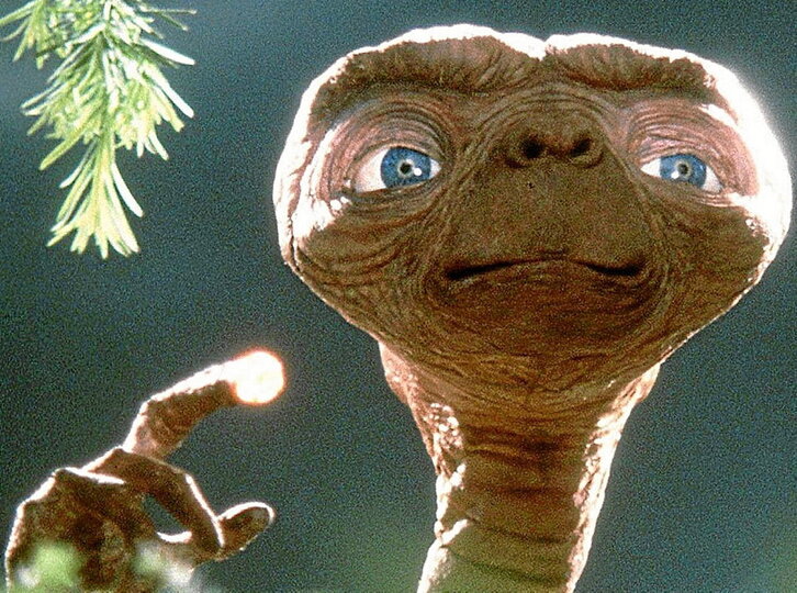 En la página anterior, el icónico extraterrestre E.T. Sobre estas líneas, Steven Spielberg.
