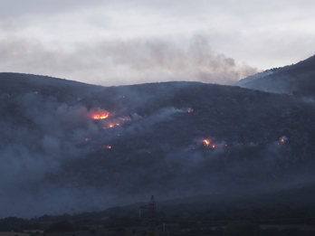Las llamas, extendidas por Arangoiti (sierra de Leire).