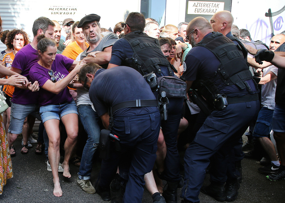 Polizia, manifestarien aurka oldartzen. 