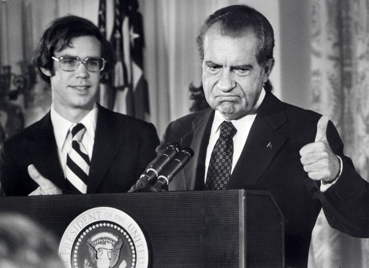 Richard Nixon, junto a su yerno David Eisenhower, levanta el pulgar en la rueda de prensa que ofreció al día siguiente de dimitir.