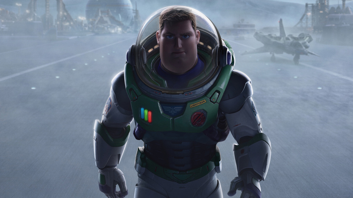 En la versión original, Buzz Lightyear ya no tiene la voz del cómico Tim Allen, sino del heroico Chris Evans.