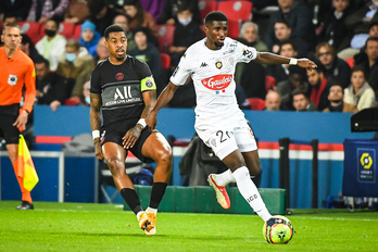 Mohamed-Ali Cho conduce el balón en el duelo liguero entre Angers y PSG.