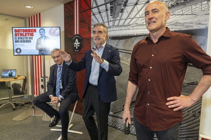 Arechabaleta acompañado por Iñaki Goirizelaia y Enrique Asla en la presentación del plan económico.
