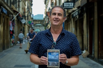 Mikel Asurmendi, argitaratu duen lan berriarekin Donostian.