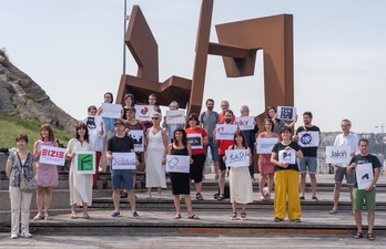 Hainbat kultur eragile eta sortzaile bildu dira Donostian, Oteizaren eskulturan, euskal kulturaren transmisioa berma dadin lan egiteko prestutasuna agertzeko.