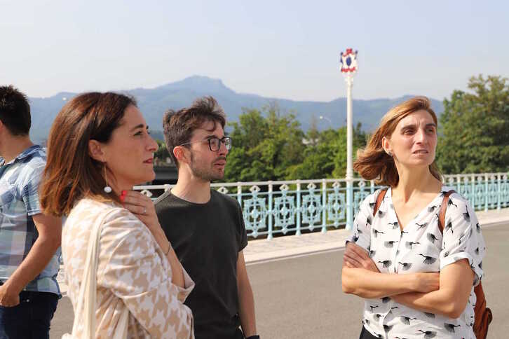 La senadora Bideguren, a la izquierda, en la muga entre Irun y Hendaia.