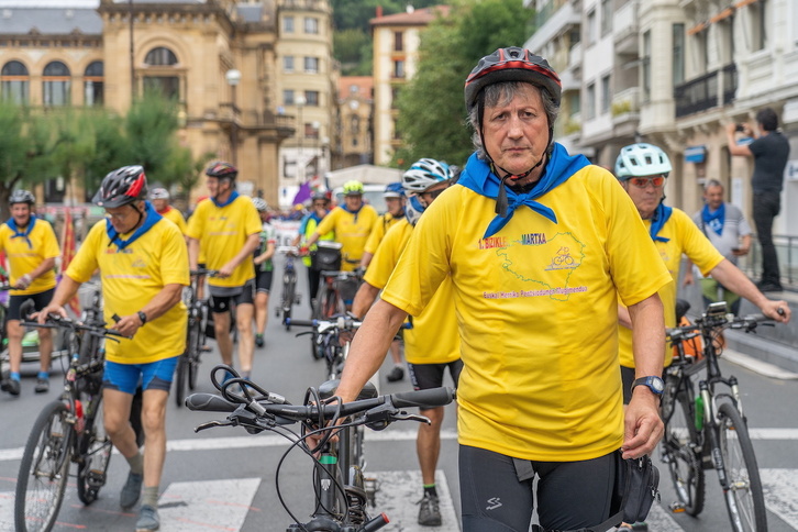 El pelotón reivindicativo al comienzo de la primera etapa, en Donostia.