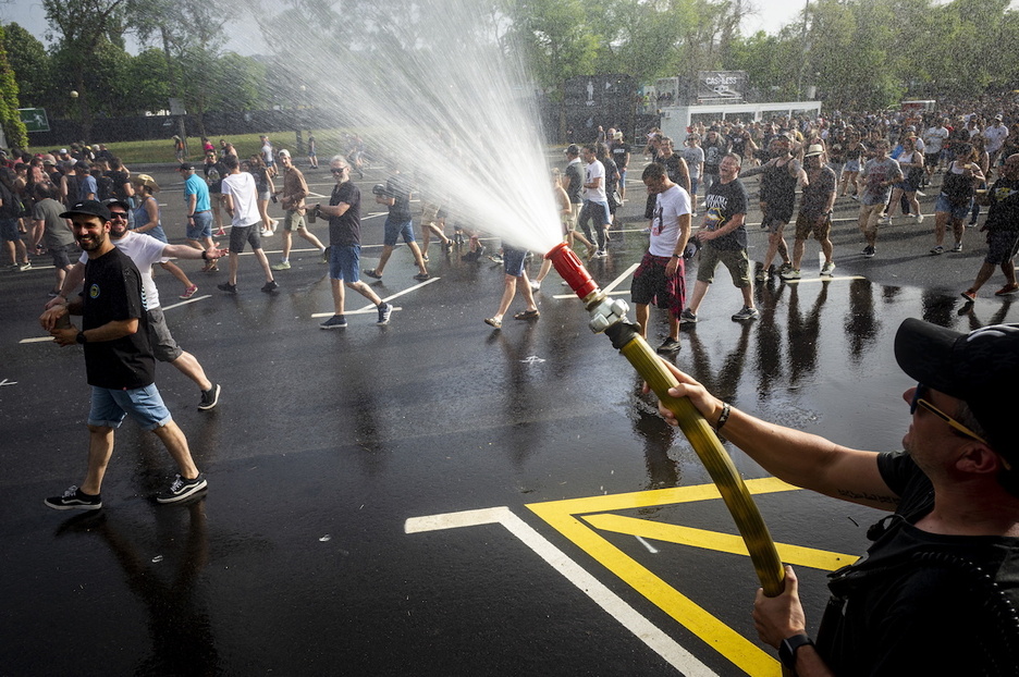 Un manguerazo para hacer frente al calor abrasador.