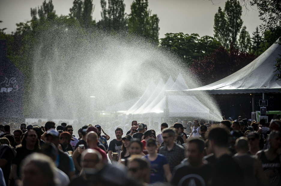 Un poco de «lluvia» para refrescar el ambiente.