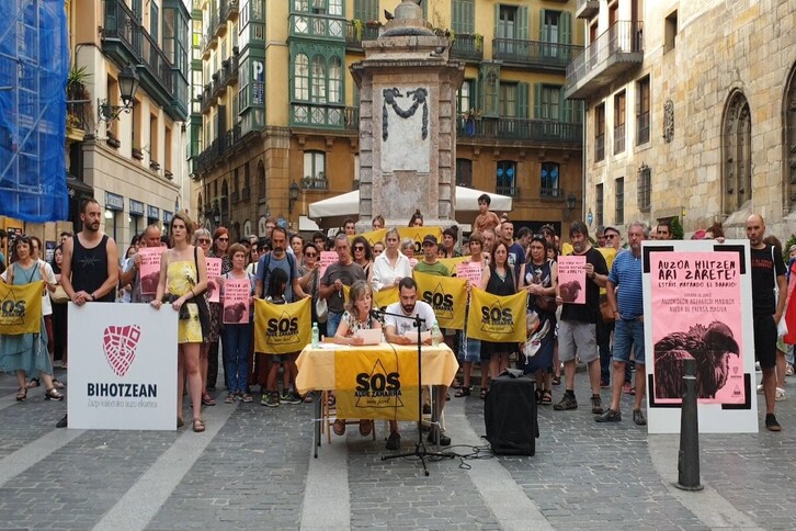 SOS Alde Zaharra eta Bihotzean eragileek deitutako prentsaurrekoa, Alde Zaharrean. 