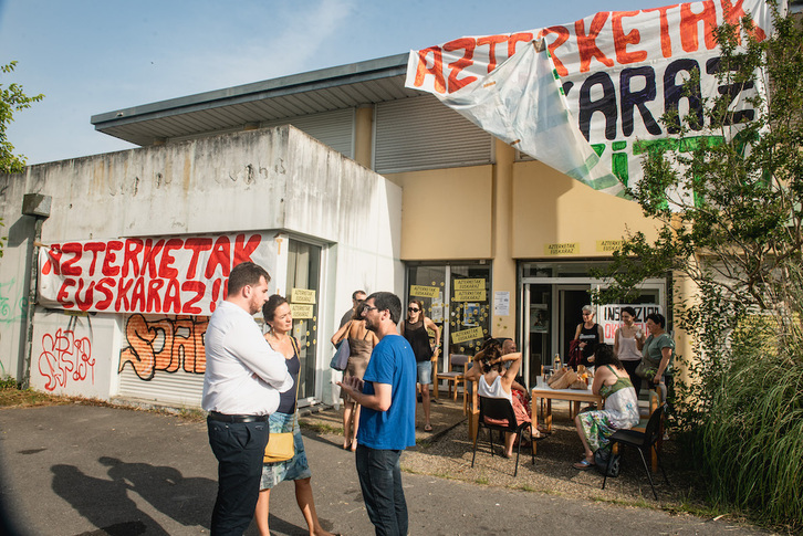 Nupes aliantza ezkertiarraren hautagaiak Peio Jorajuria Seaskako lehendakariarekin hizketan gaur goizean Baionan.