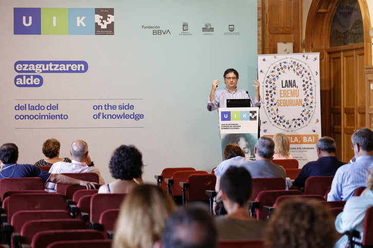 Oscar Pérez presentó su ponencia bajo el título "La pandemia como elemento disruptor en salud mental”.