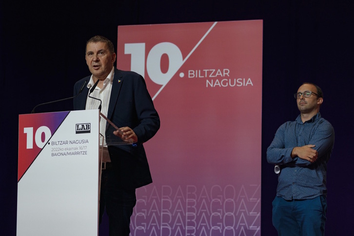 Arnaldo Otegi, LABen Biltzar Nagusiaren aurrean hizlari.