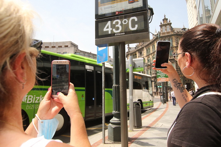 Un termómetro marca 43 grados este viernes por la mañana en Bilbo, aunque obviamente la temperatura no ha llegado a tanto.