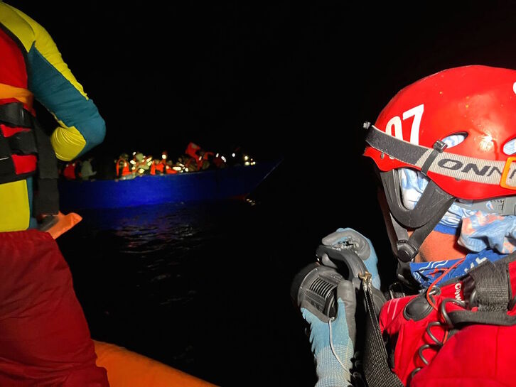 El último rescate, esta pasada noche; 45 personas en un bote a la deriva.