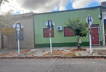 Diana Maidanic, Laura Raggio eta hiru hilabetez haurdun zegoen Silvia Reyes oroitzeko ipinitako seinaleak, Montevideoko Brazo Oriental auzoan, 1974ko apirilaren 21ean hil zituzten etxearen parean.