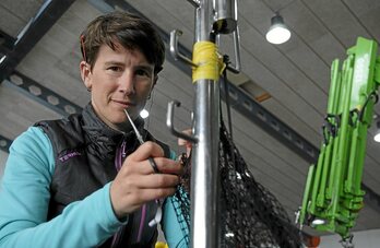 Maitane Etxebarria Hondarribiko saregilea. 37 urte ditu eta bera da Euskal Herriko saregile gazteena.