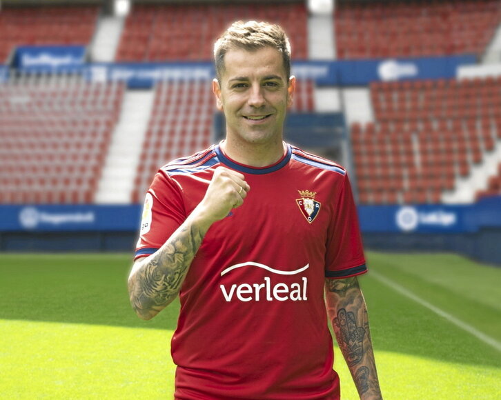 Rubén Peña ya posa como rojillo en El Sadar.