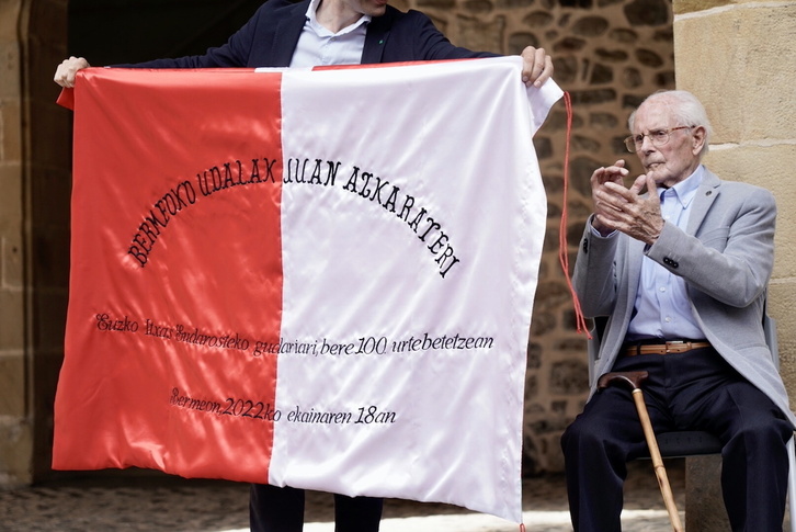 El gudari Juan Azkarate ha cumplido hoy 100 años y ha recibido diversos regalos.