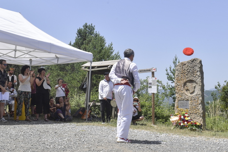Un dantzari baila el aurresku en el homenaje de Igari.