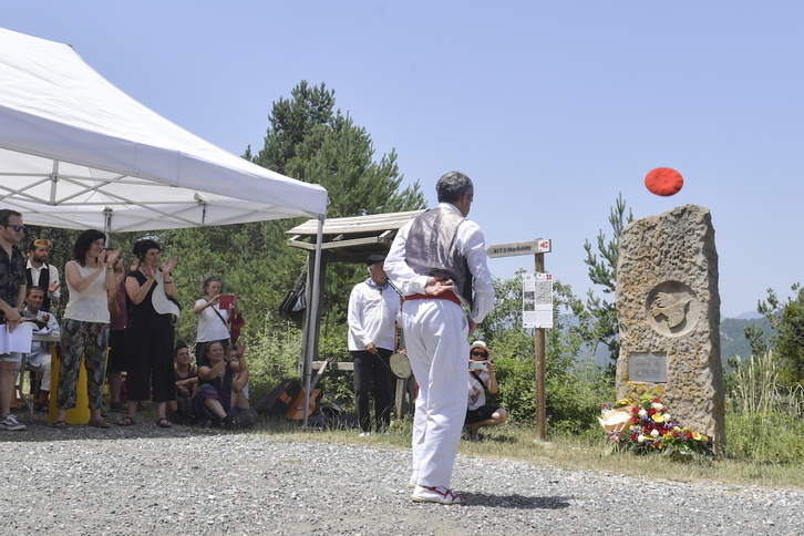 Un dantzari baila el aurresku en el homenaje de Igari.