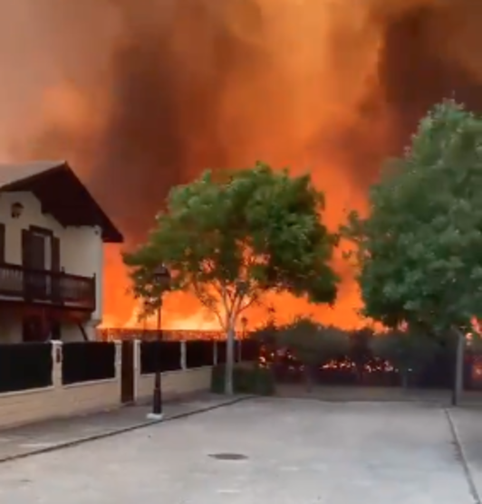 Las llamas, muy próximas a una vivienda en Muruzabal.