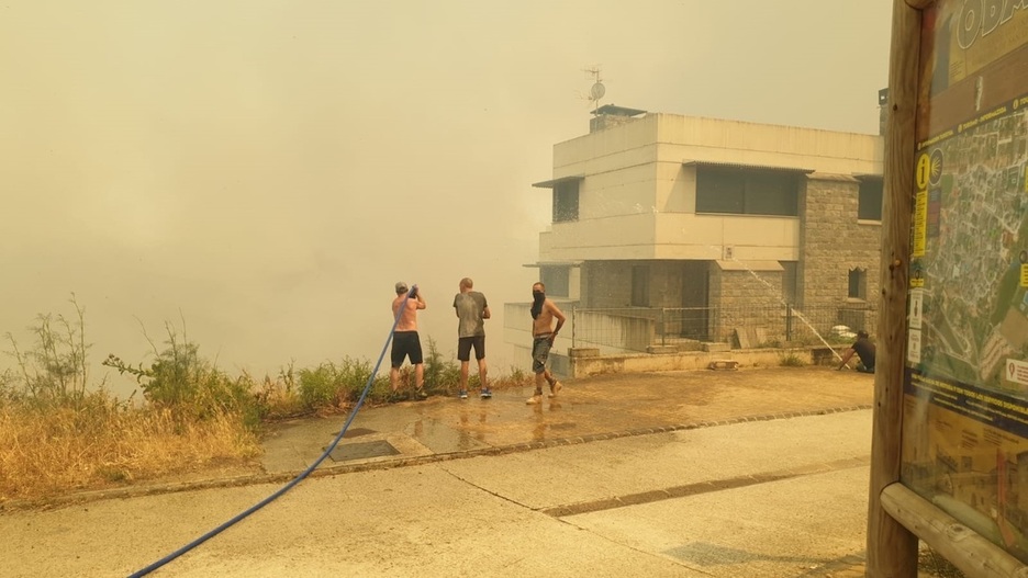 Vecinos de Obanos intentan apagar por sus propios medios las llamas que se acercan a sus viviendas.