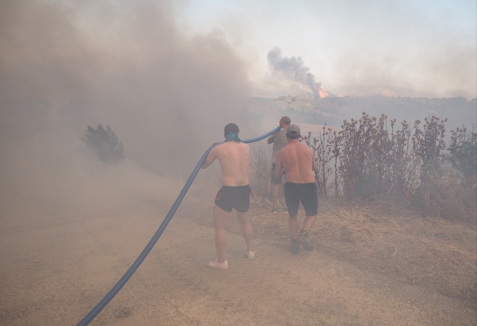 Vecinos intervienen en la extinción del incendio declarado en Obanos.