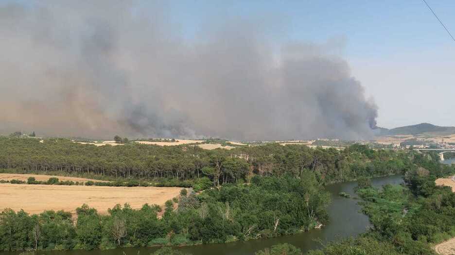 Vista de Gares y Obanos envueltos por el humo desde Artazu.