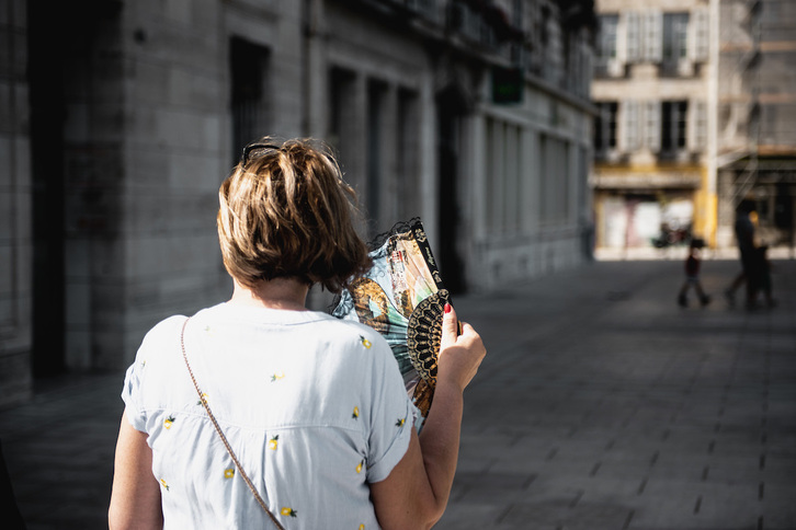 Emakume bat haizemaile batekin Baionan.